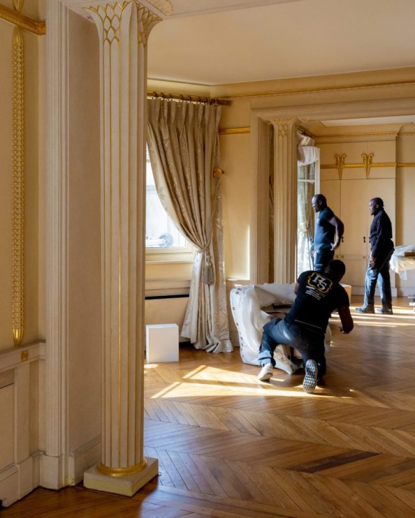 Manutention d'objets d'art dans un appartement haussmannien